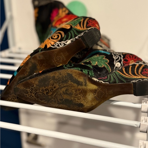 Galeri Cengiz hand crafted in Istanbul, Floral Embroidered Black Boots - Picture 4 of 4